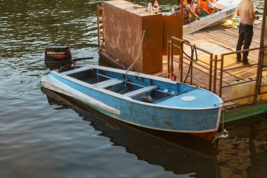 Uralsk, Kazakistan (Kazakistan), 8.07.2022 - Rıhtımdaki mavi motorlu tekne. Chagan Nehri 'nde motoru olan bir tekne.
