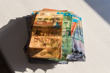 Pencere eşiğinde farklı mezheplerden bir tomar para var. Kazak para birimi gerilimi