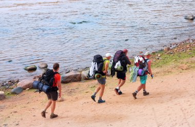 sırt çantaları ile dört turist