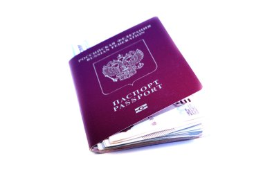 pasaporta beyaz zemin üzerinde çok para yatırım