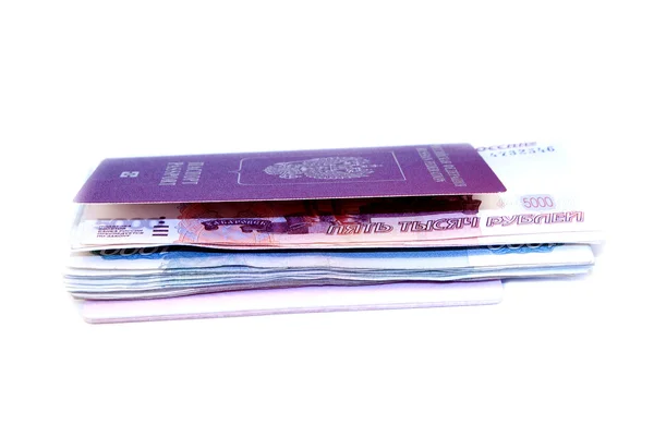 白い背景の上に自分のパスポートに投資してお金の山 — ストック写真