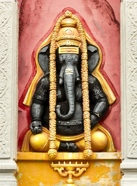 Svart hinduiska elefant med gyllene ornament och röd bakgrund — Stockfoto