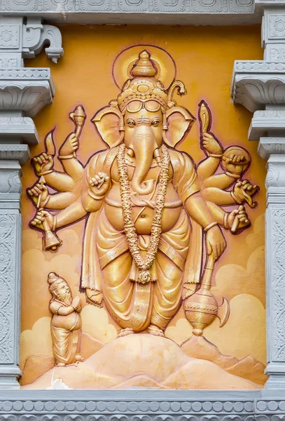 Orange Elephant God Relief на стене — стоковое фото