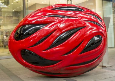 dev kırmızı ve siyah büyük dinozor yumurtası