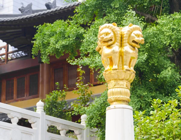 Jing ett tempel gyllene lejon — Stockfoto