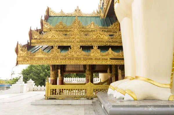 Entrada principal de la pagoda Shwedagon en Rangún, Myanmar —  Fotos de Stock