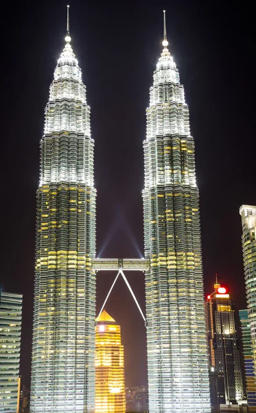 Petronas tvillingtorn nattetid — Stockfoto