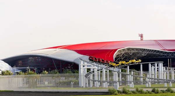 Abu dhabi ferrari world park rozrywki w Zjednoczone Emiraty Arabskie — Zdjęcie stockowe