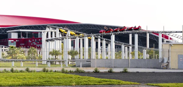 Edificio del parque temático Abu Dhabi Ferrari World en Emiratos Árabes Unidos —  Fotos de Stock
