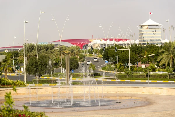 Abu dhabi ferrari world theme park building in vereinigten arabischen emiraten lizenzfreie Stockfotos