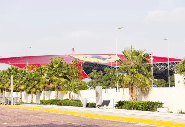 Abu dhabi ferrari world theme park building in vereinigten arabischen emiraten lizenzfreie Stockbilder