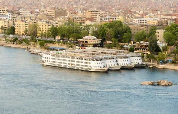 Rio Nilo por Aswan City skyline com Barcos — Fotografia de Stock