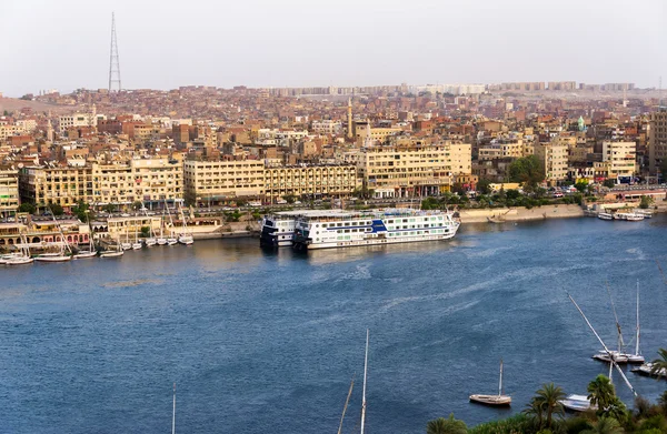 Rio Nilo por Aswan City skyline com Barcos — Fotografia de Stock