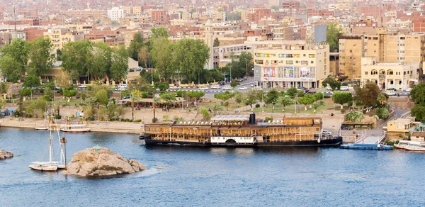 Río Nilo por horizonte de la ciudad de Asuán con barcos — Foto de Stock