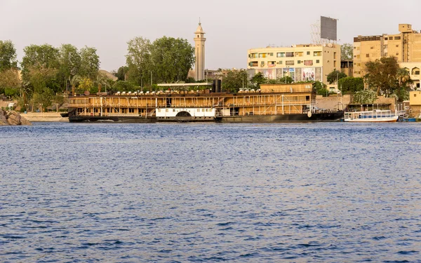 Rio Nilo por Aswan City skyline com Barcos — Fotografia de Stock