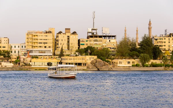 Vida comercial do rio Nilo por Aswan City com Barcos — Fotografia de Stock