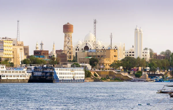 Igreja Cristã Aswan com rio Nilo e Barcos — Fotografia de Stock