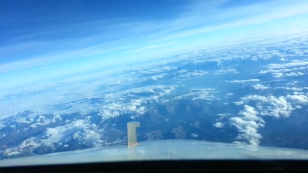 Blick auf die Alpen aus dem Cockpit während des Fluges — Stockvideo