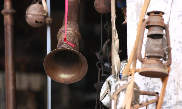 Antique, bizarre devices: rusty lamp, tibetan trumpet, old canteens. — Stock Photo, Image