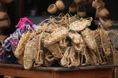 saman ve kenevir ayakkabı kazık.