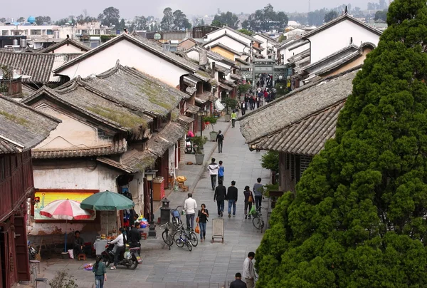 Calle saliendo del casco antiguo de Weishan . — Foto de Stock