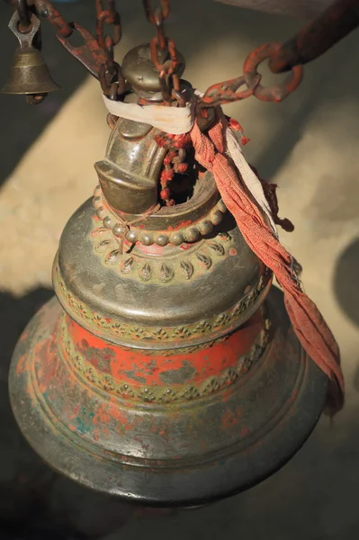 Zincirlerinden asılı büyük bronz çan. — Stok fotoğraf