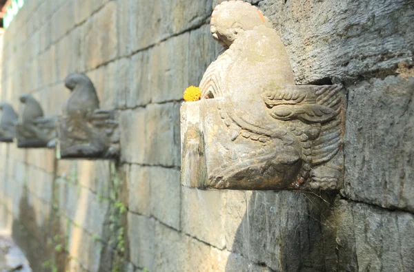 Fontes de pedra em uma linha . — Fotografia de Stock