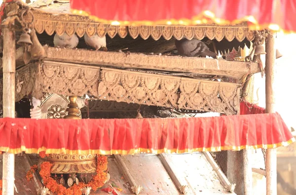 Pequeno templo com pombas, sinos e tecido vermelho . — Fotografia de Stock