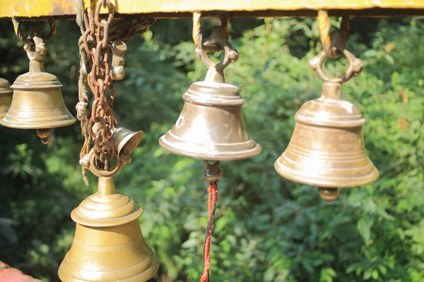 Bronz bells zincirlerinden asılı. — Stok fotoğraf