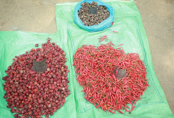 Torkade och röd chilipeppar. — Stockfoto