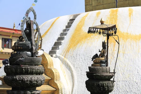 Posągi Buddy i nepalski króla. — Zdjęcie stockowe