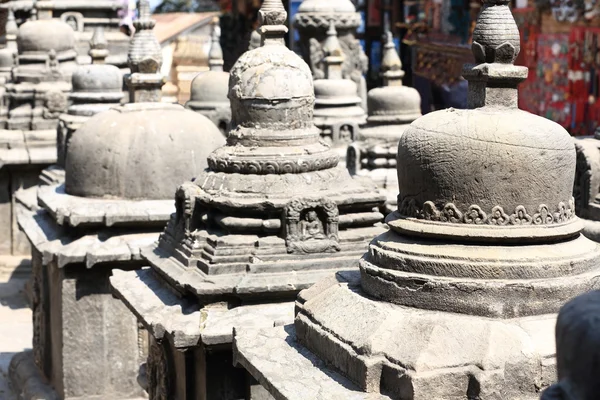 Piccoli stupa circondano lo Swayambhunath Stupa . — Foto Stock