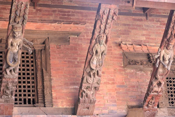 Patan-três vigas de telhado de madeira esculpida em Mul Chowk . — Fotografia de Stock