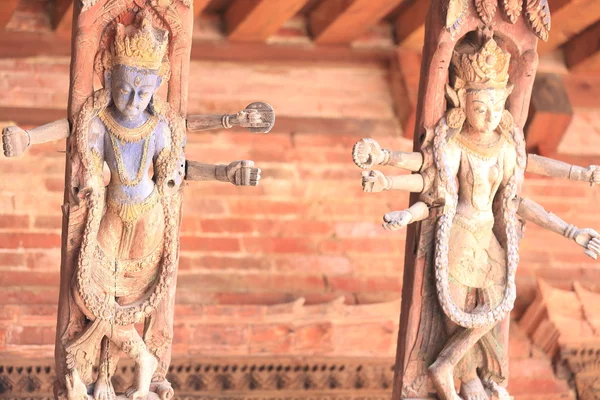 Patan-esculpida vigas de telhado de madeira-Mul Chowk pátio central . — Fotografia de Stock