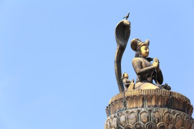 patan sütununda yoganarendra malla'nın kralı.