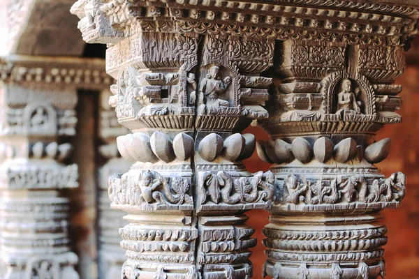 Colunas de madeira em Patan Museum . — Fotografia de Stock