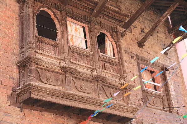 Vieux balcon en bois à Patan . — Photo