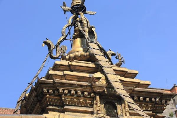 Telhado dourado-Hiranya Varna Mahavihar templo-Patan . — Fotografia de Stock