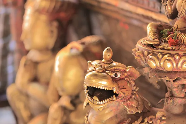 Bronzelöwe im hiranya varna mahavihar-goldenen Tempel von patan. — Stockfoto