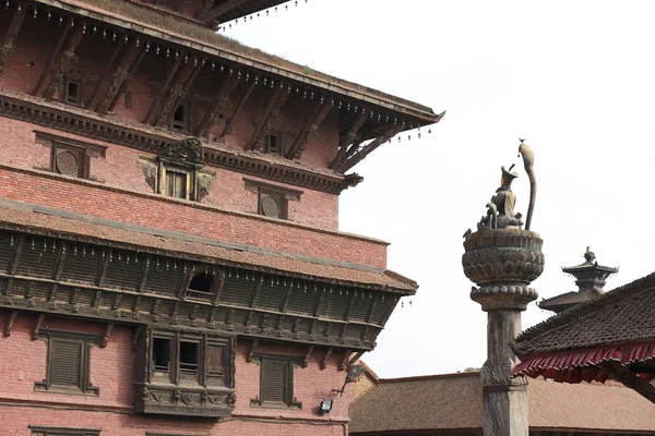 Statue du roi Yoganarendra Malla à Patan . — Photo