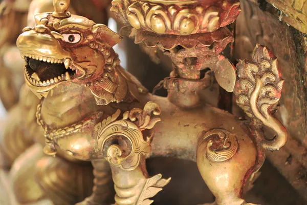 Wilder Bronzelöwe im hiranya varna mahavihar-goldenen Tempel von patan. — Stockfoto