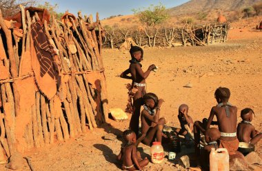 Himba gençler epupa, kunene, kaokoland, Namibya.