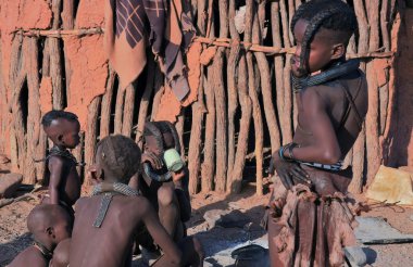 Himba genç grup içinde epupa, kunene, kaokoland, Namibya.