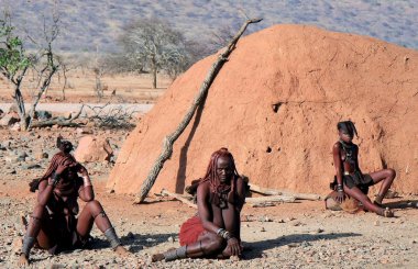 Himba kadınları ve kız epupa, kunene, kaokoland, Namibya.