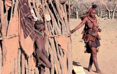 Olgun himba kadın ve kızı.