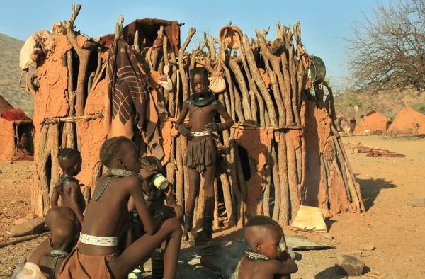 Himba kızlar ve erkekler, epupa, kunene, kaokoland, Namibya. — Stok fotoğraf