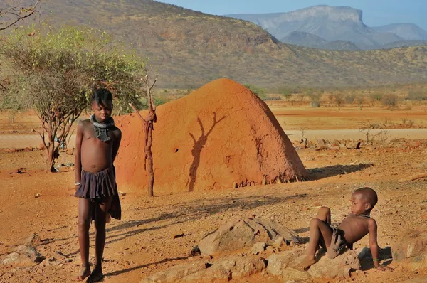 Jovem Himba menina e bebê-menino em Epupa, Kunene, Kaokoland, Namíbia . — Fotografia de Stock