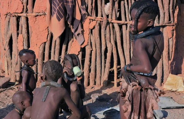 Himba youth group in epupa, kunene, kaokoland, namibia. — Stockfoto