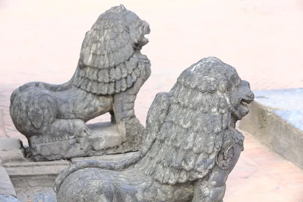 Guardian leeuwen in jagan narayan tempel-patan-nepal. — Stockfoto