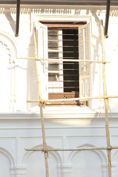 Paredes brancas exteriores-Palácio Real-Kathmandu . — Fotografia de Stock